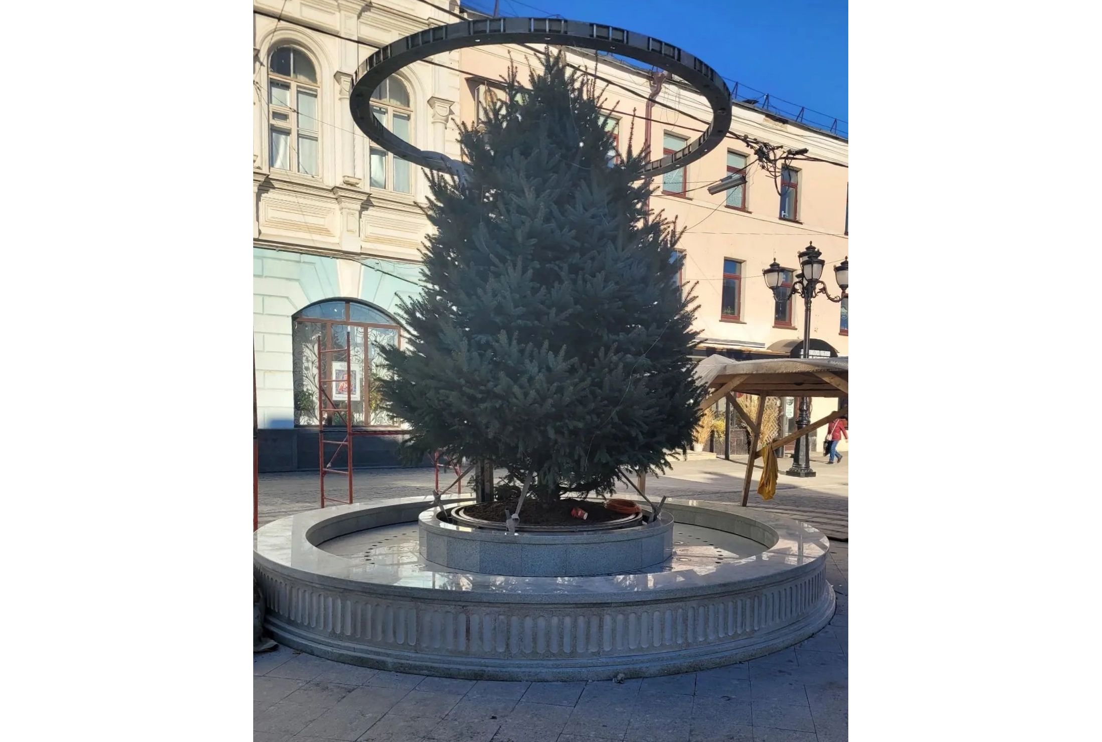 В центре Ярославля в фонтане установили елку