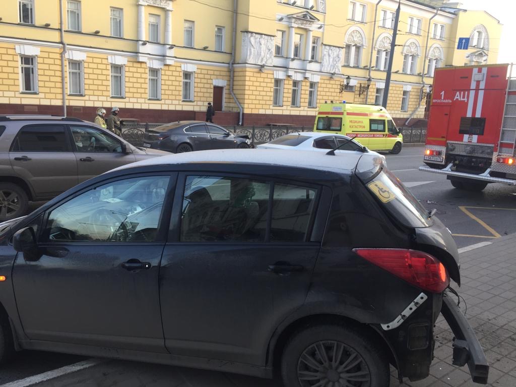 В центре Ярославля иномарку вынесло в толпу на остановке: пострадали люди