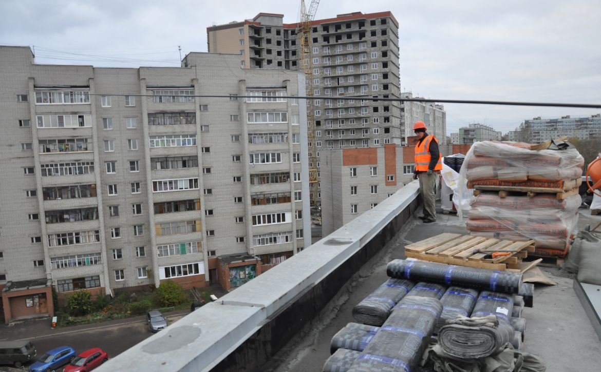 В этом году в Ярославской области капитально отремонтируют крыши 86 многоквартирных домов