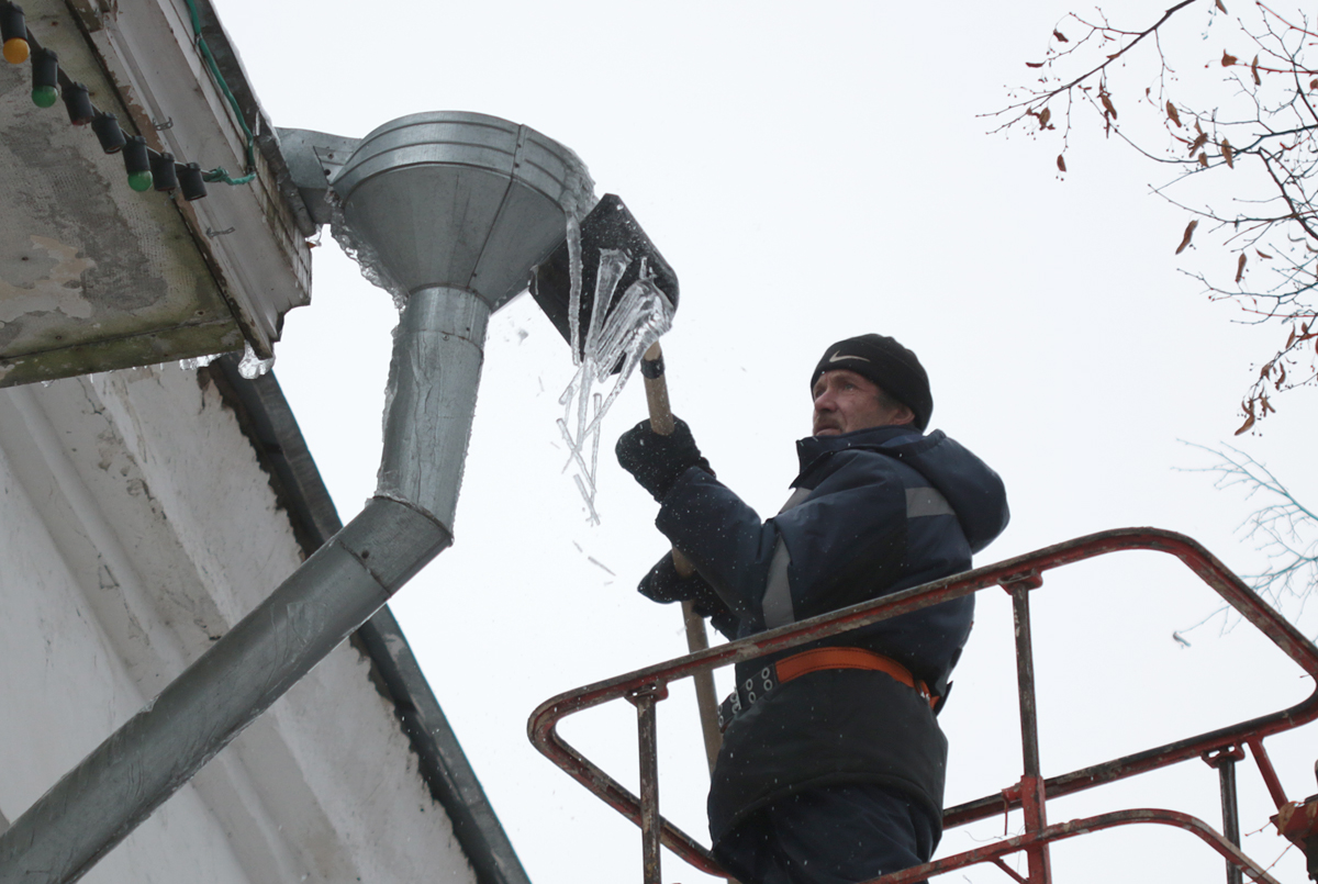 Под ледяным прицелом: мэрии Ярославля нужно еще двое суток для очистки крыш от снега и льда