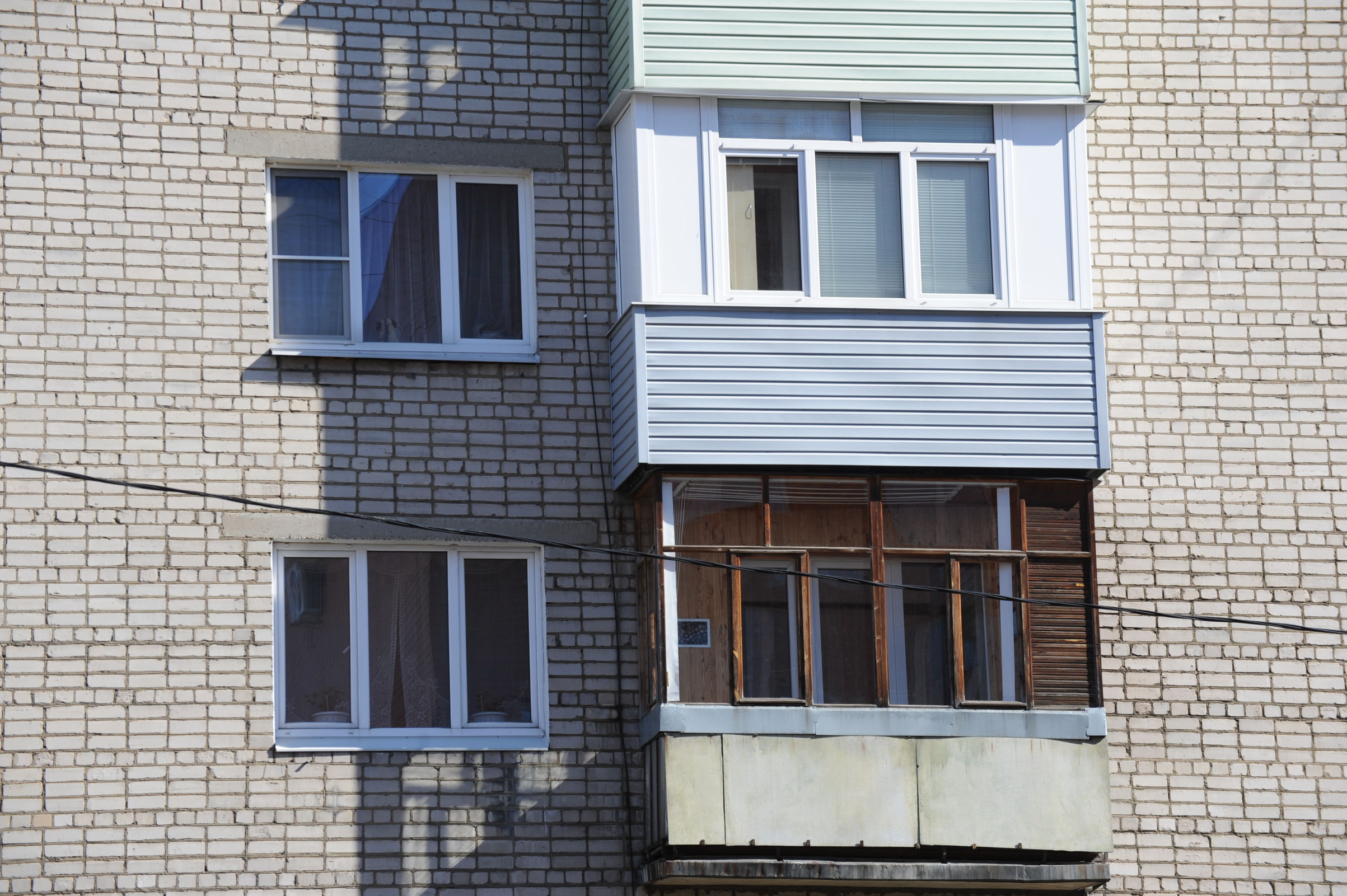 В Ярославле из окна четвертого этажа выпал пожилой мужчина