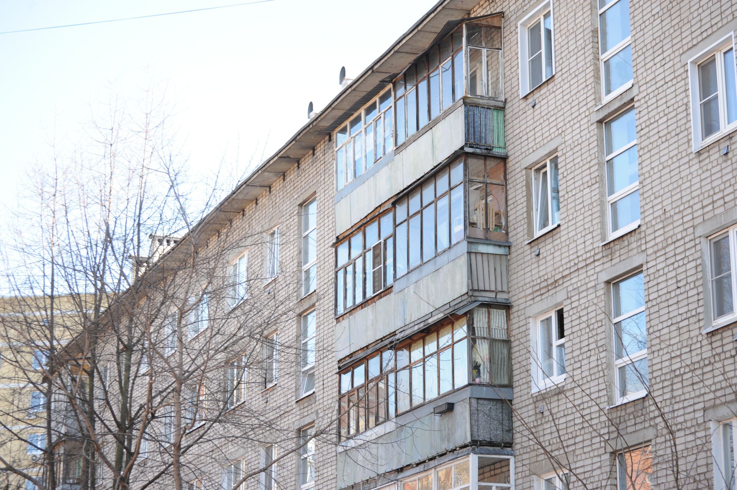 Под окнами многоквартирного дома в центре Ярославля нашли тело молодого человека