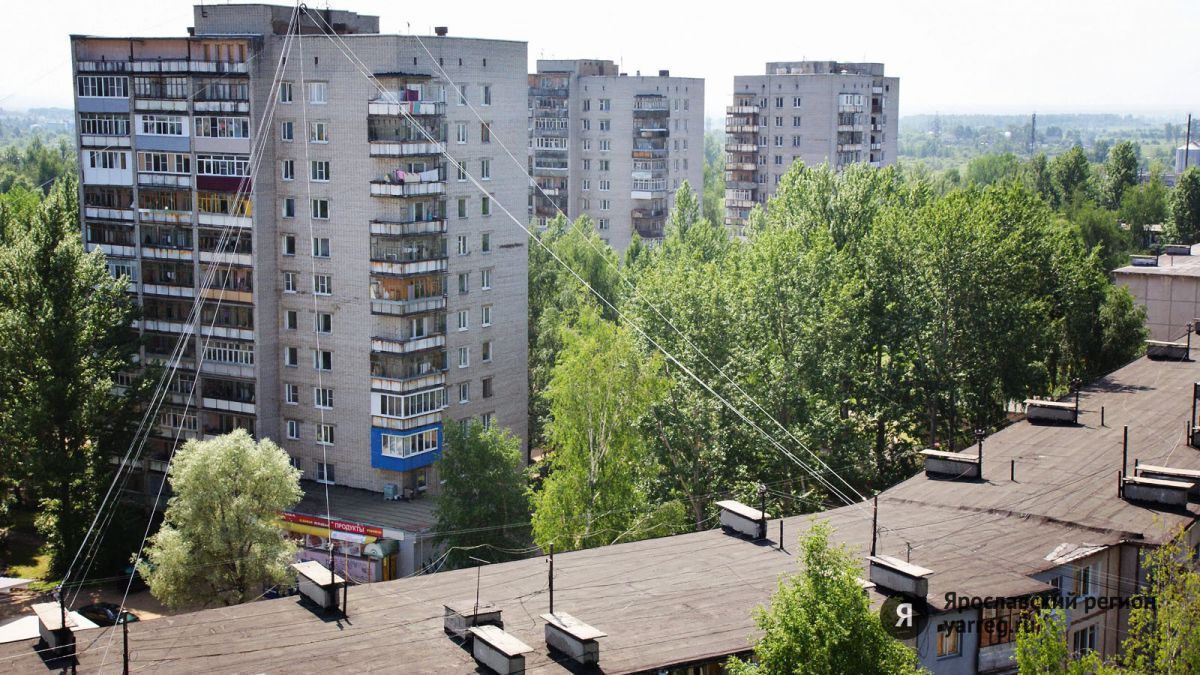 В Ярославле пенсионерка выпала с третьего этажа