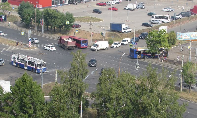 В Ярославле при столкновении автобуса и троллейбуса пострадали три пассажира и водитель
