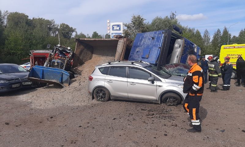 В сети появился момент столкновения грузовика с трактором и тремя легковушками в Ярославле