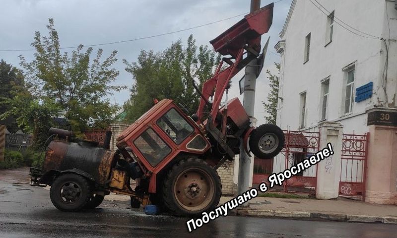 Житель Ярославля угнал трактор с площади Труда и попал в ДТП