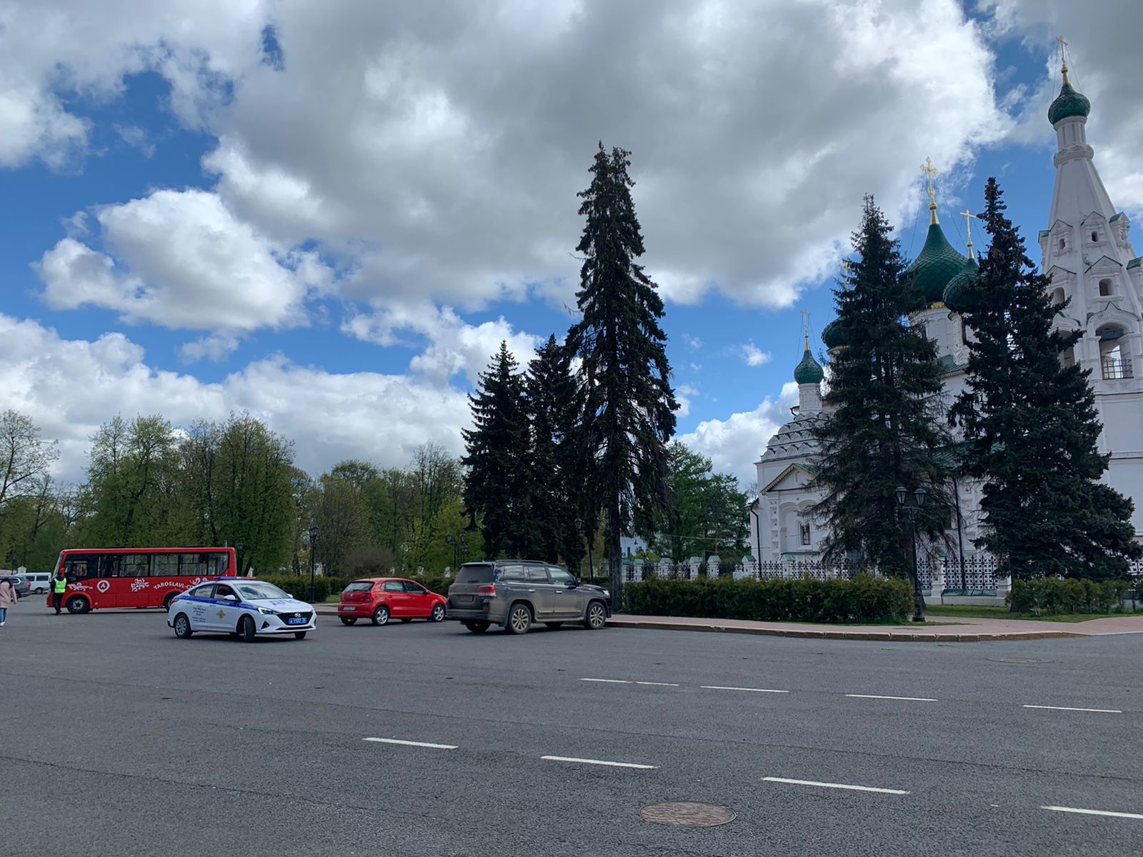 В Ярославле оштрафовали водителя тонированного BMW за езду по встречке на Советской площади