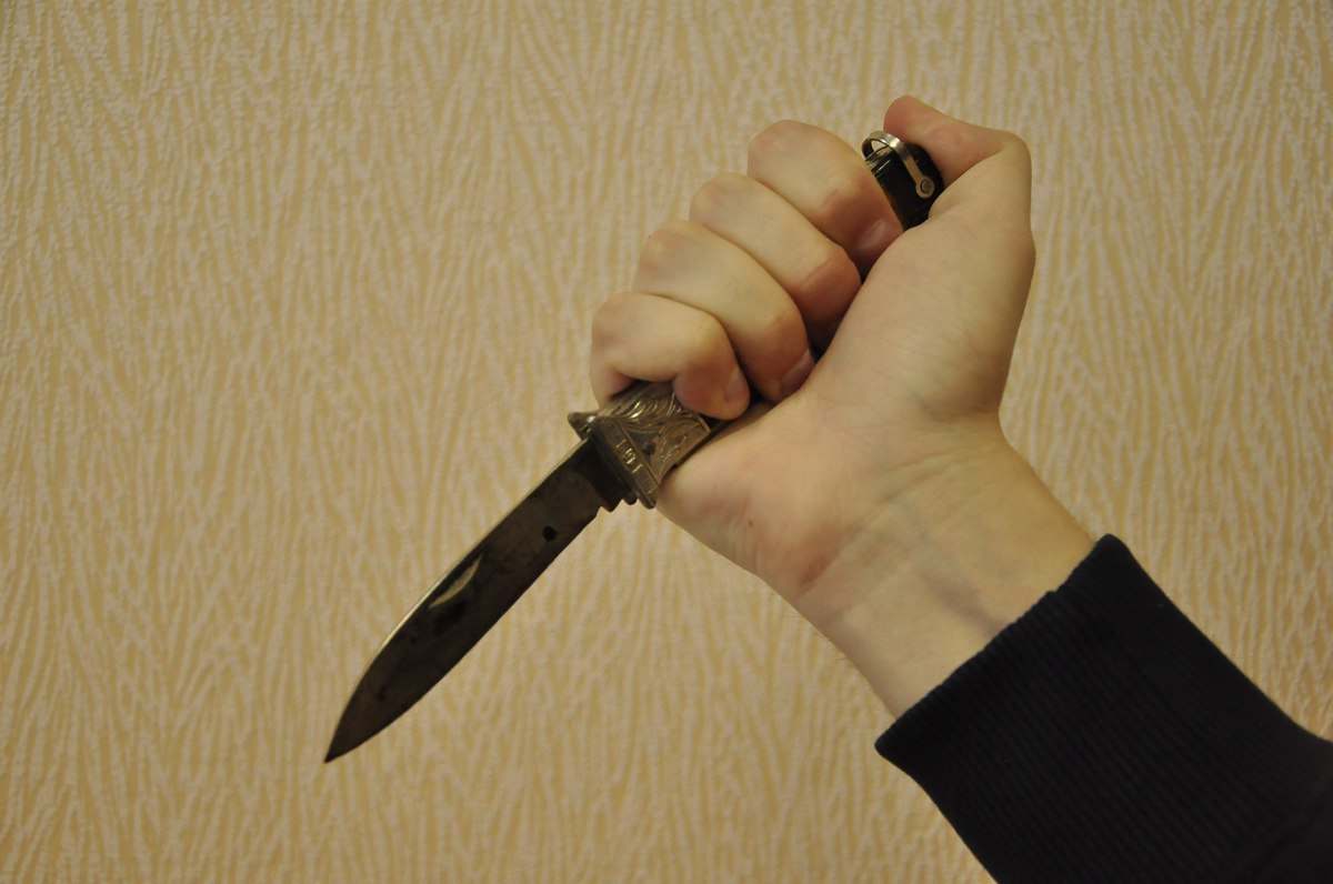 Угрожал кухонным ножом: рецидивист в Ярославской области ограбил магазин