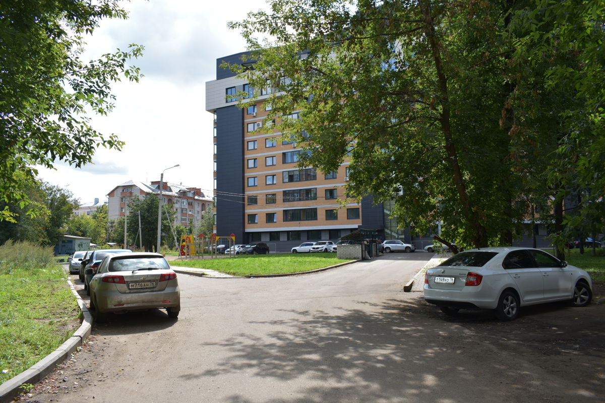 В Ярославле паркующихся на газонах и тротуарах автовладельцев будут выявлять по вечерам