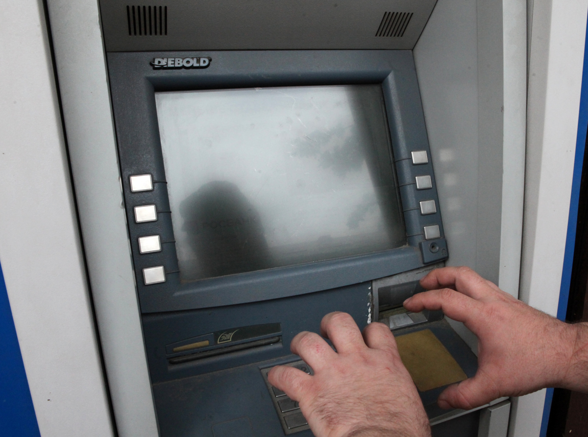 Житель Ярославля похитил с банковской карты знакомого почти 400 тысяч рублей