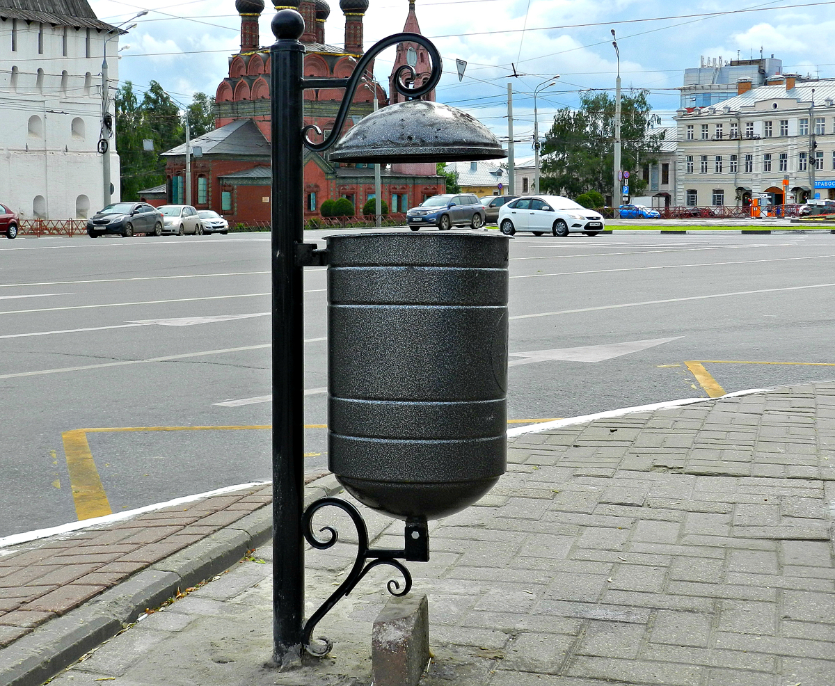 В Ярославле за лето и осень с остановок украли больше сотни мусорных урн