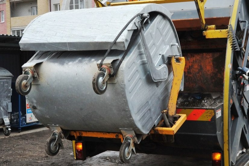 В Ярославле мусоровоз без водителя протаранил несколько автомобилей: видео