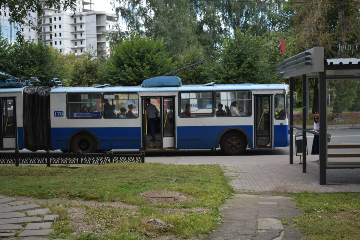 Жительница Рыбинска попала в больницу после падения в троллейбусе