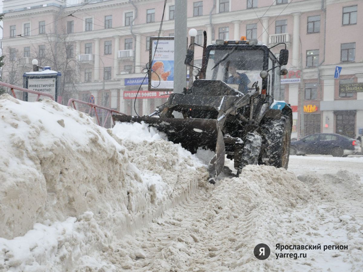 В Ярославле снег не успевают чистить даже в центре